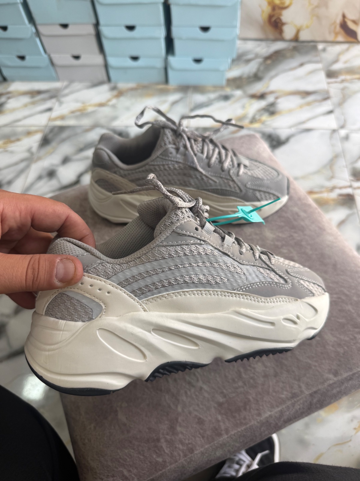 Yeezy Boost 700 V2 - Coloris Gris & Crème