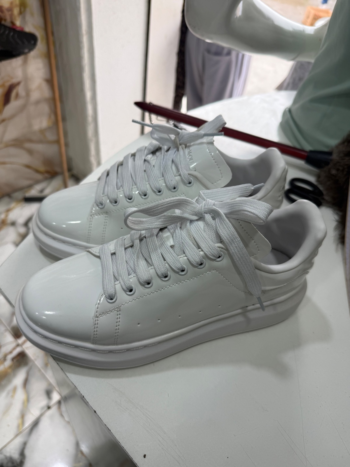 Baskets blanches vernies (Style Alexander McQueen) 👟
