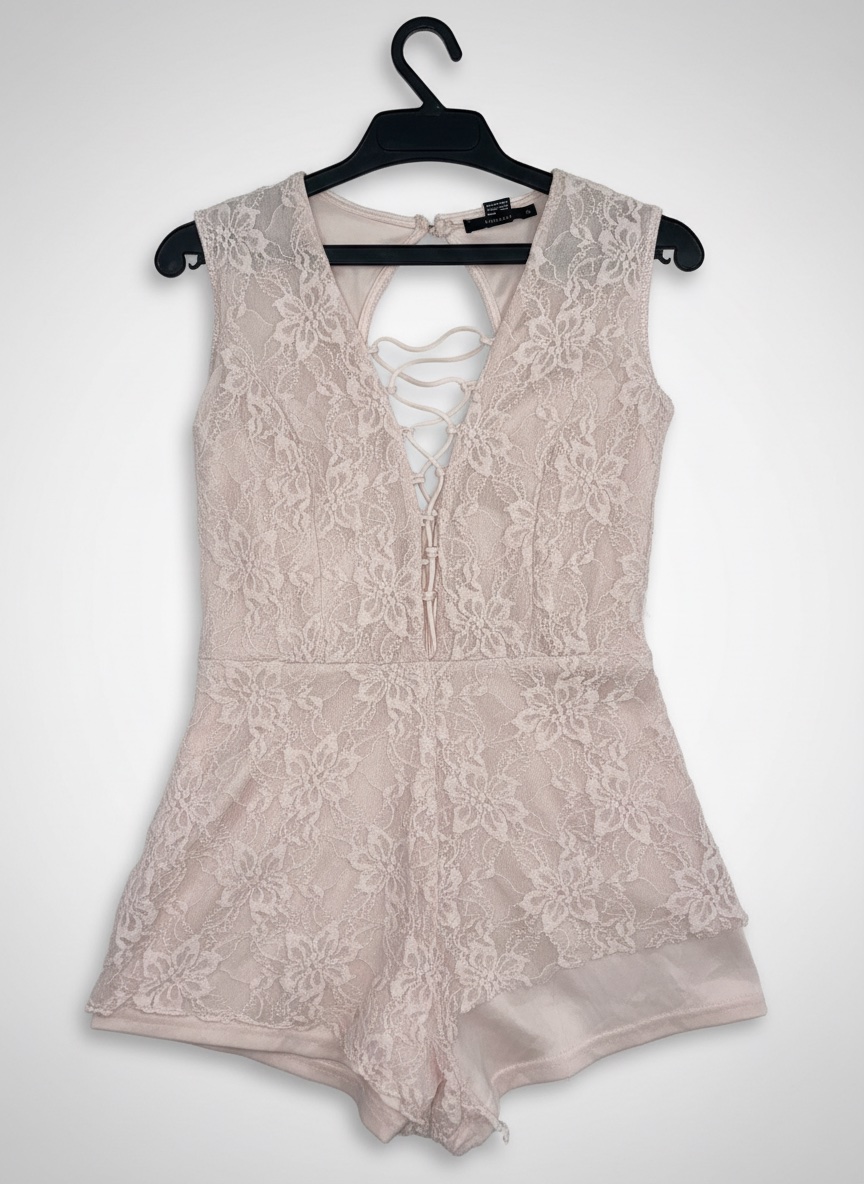 Elegant lace romper in a beautiful baby pink shade ✨💕