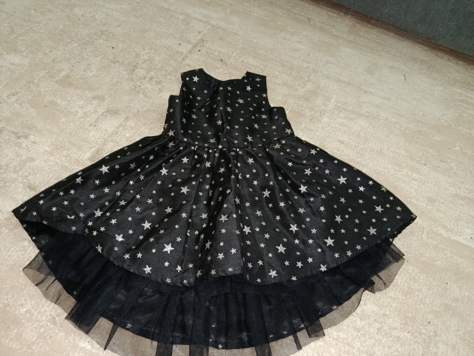 Robe noir avec des étoiles en argent 2/3 ans  