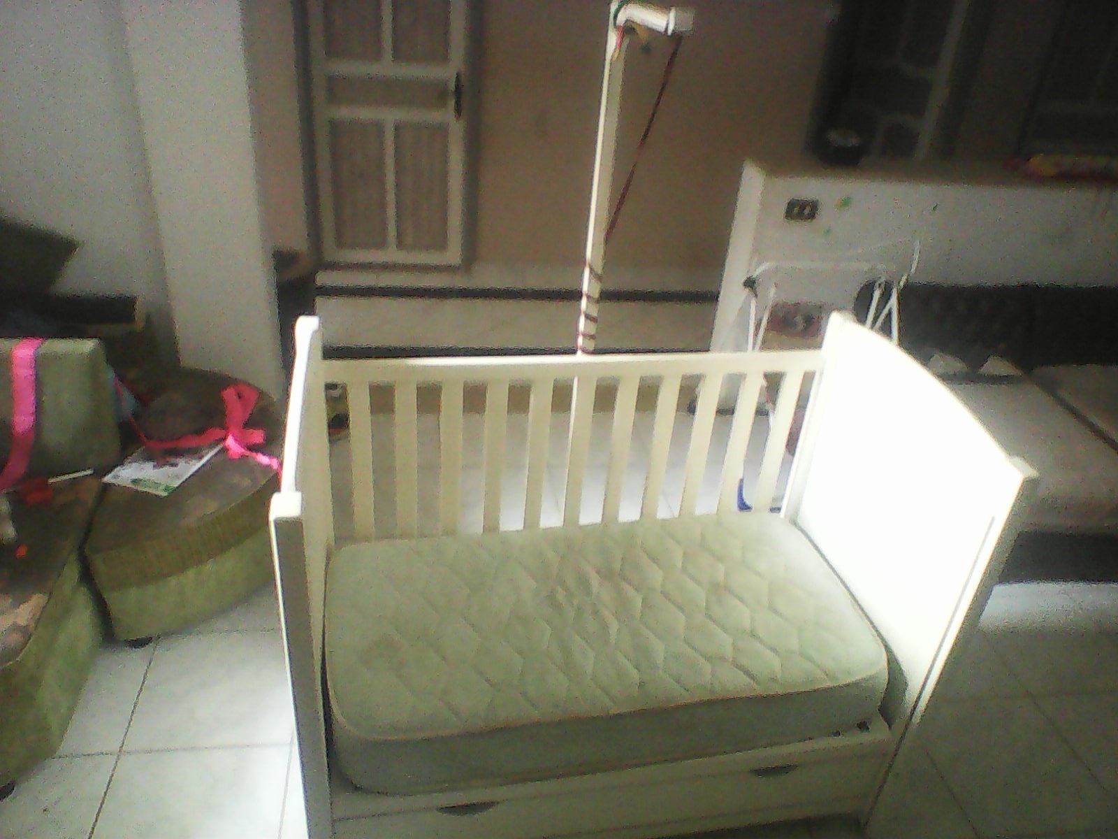 Un lit bébé à barreaux fabriqué