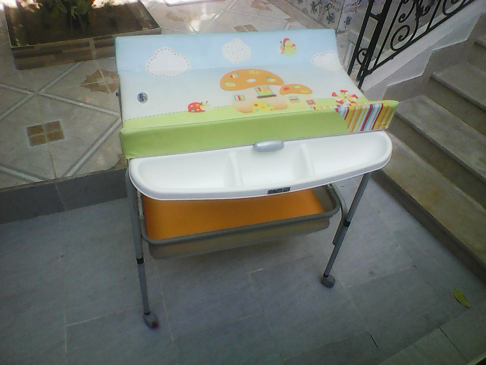 Une table à langer avec baignoire intégrée