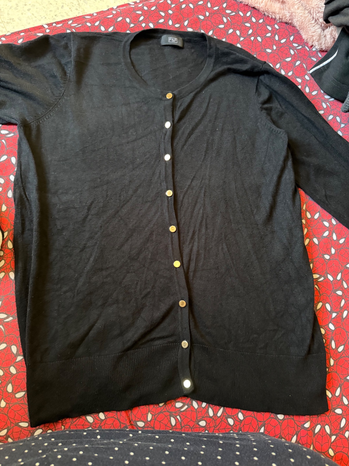Cardigan noir avec boutton doree 