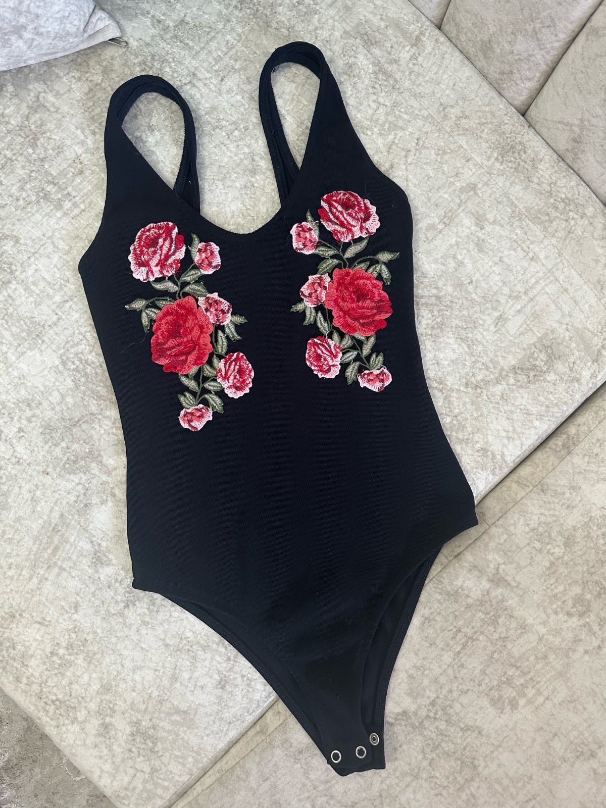 2 en 1 ( pull ou maillot) noir avec fleurs