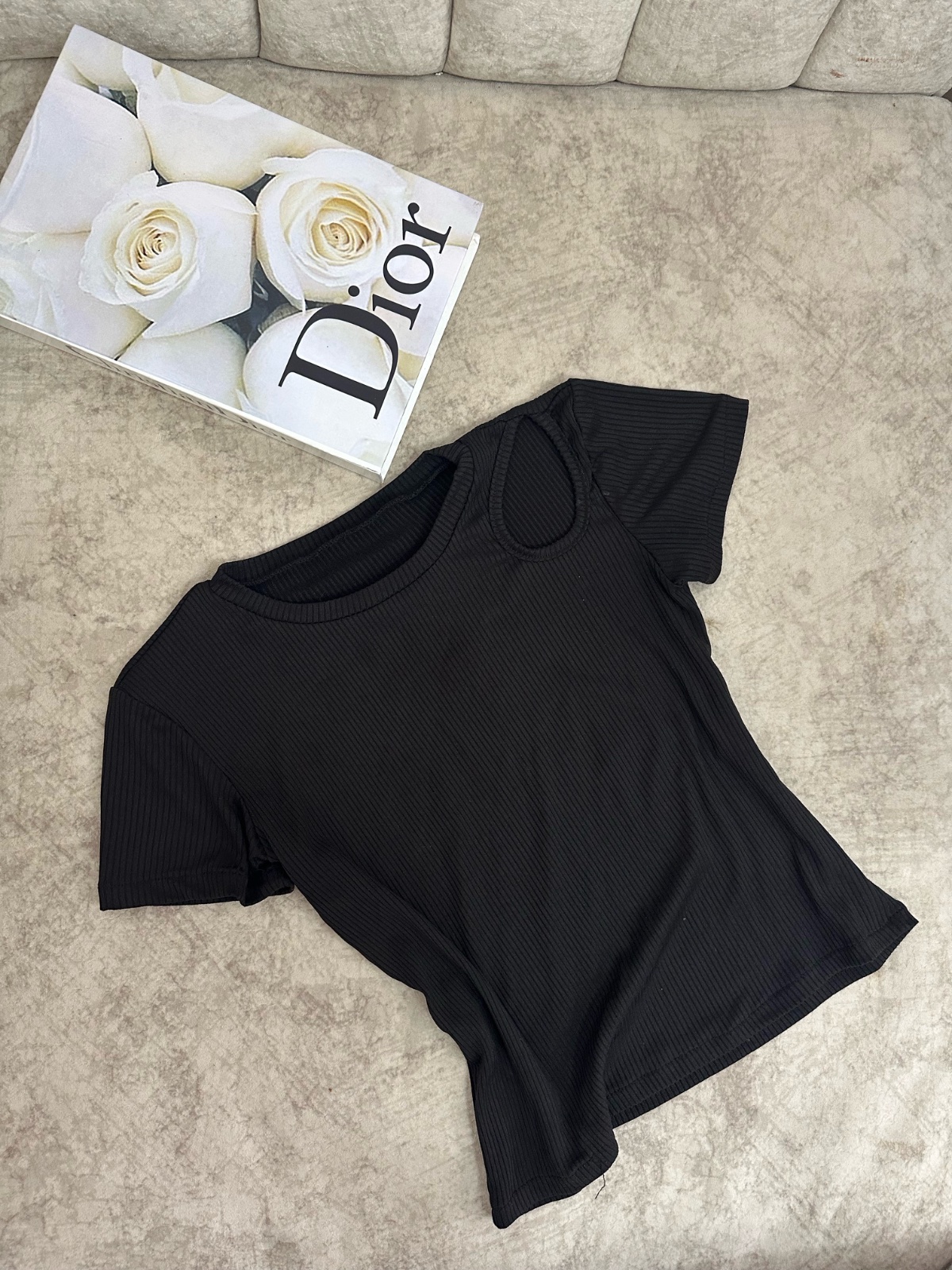 T-shirt noir côtelé avec cut-out