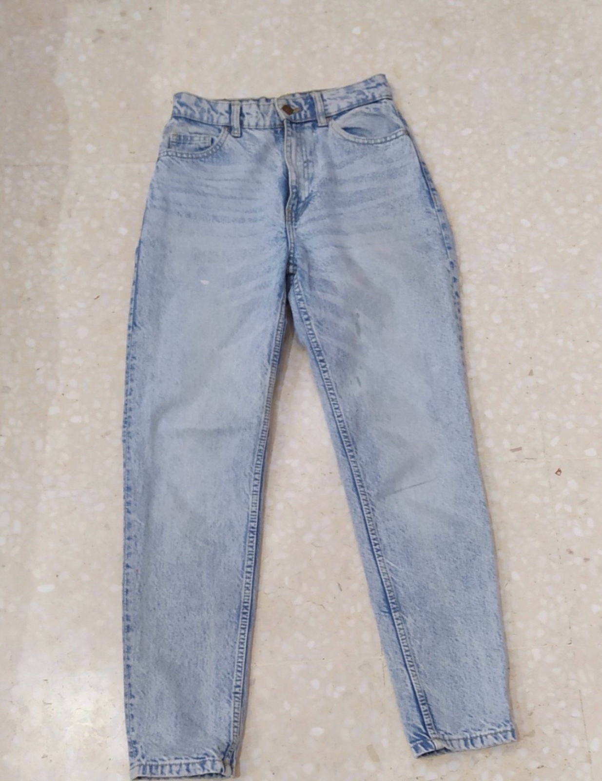 Jean mom fit en denim délavé clair Bershka