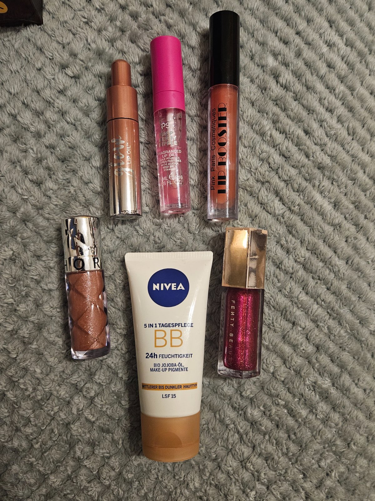 Lot de 5 gloss et une bb crème 