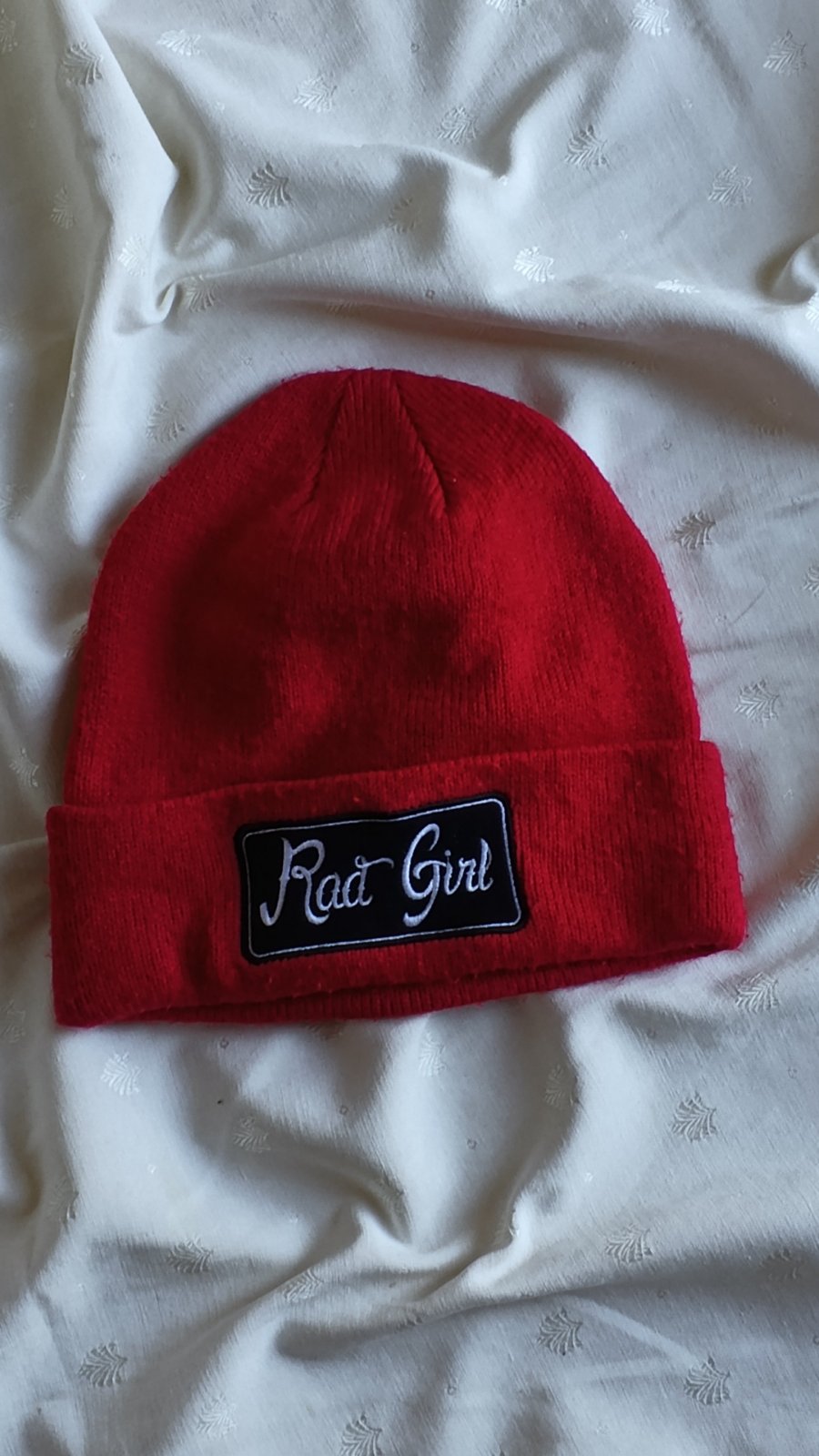 Bonnet rouge "Rad Girl" - Style streetwear