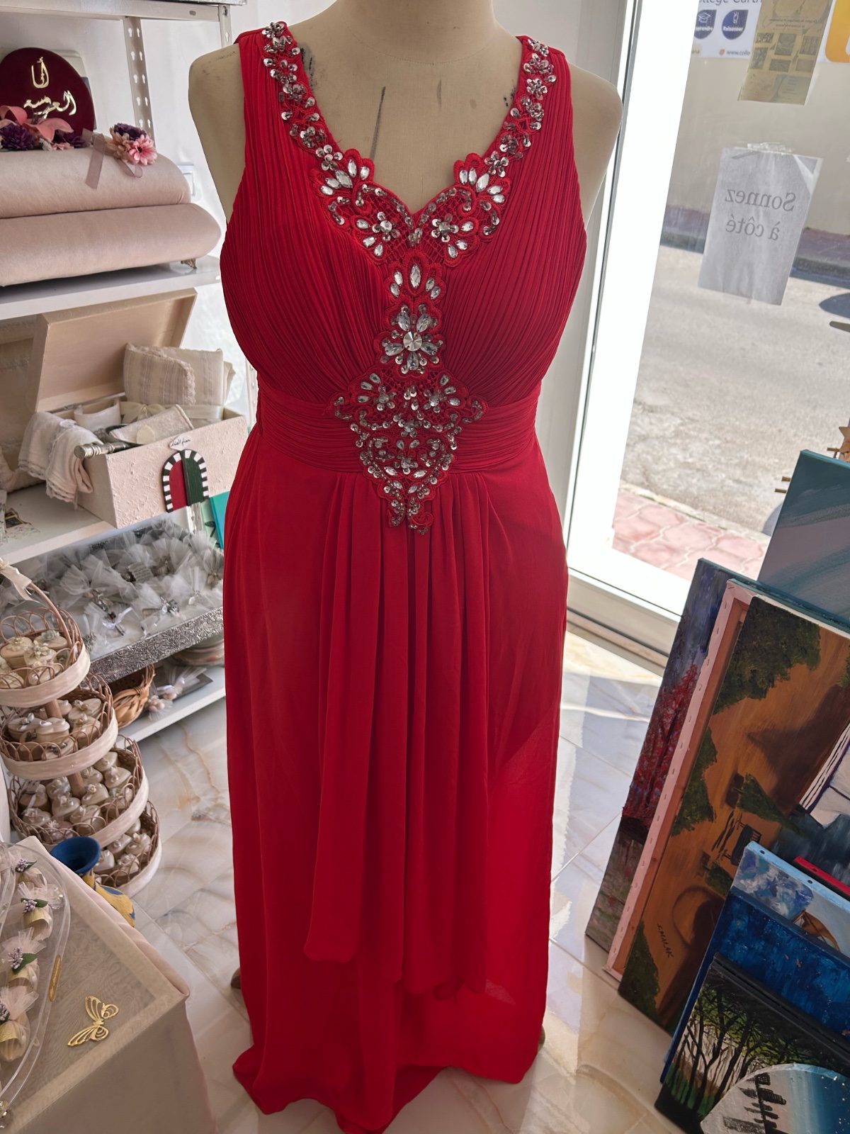 Robe rouge avec strass argent