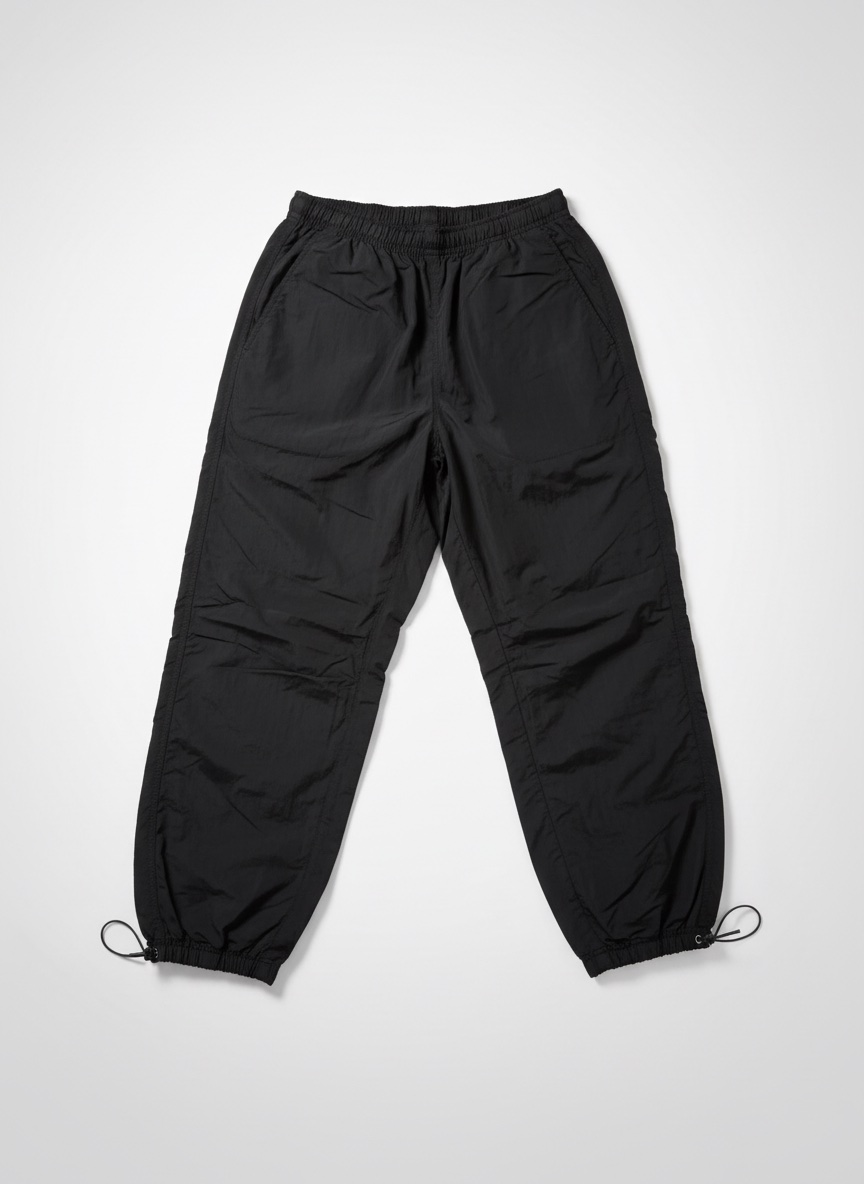 Un. Pantalon parachute noir.
