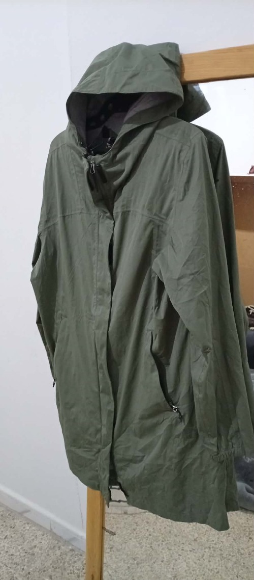 C'est une veste de randonnée ou d'extérieur Black Mountain