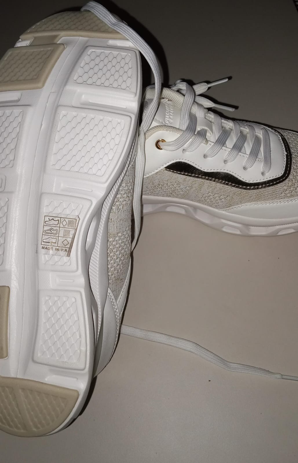 Sneakers marque  pittarello blanc avec tige argenté tout neuf