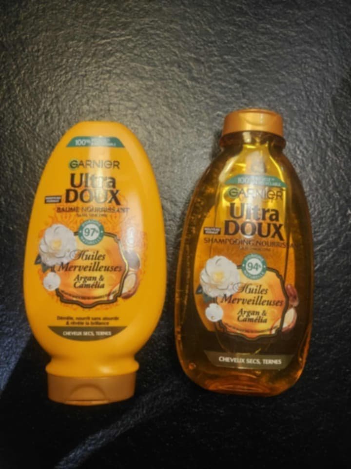 Lot shampoing 300ml et apres shampoing 250 ml 