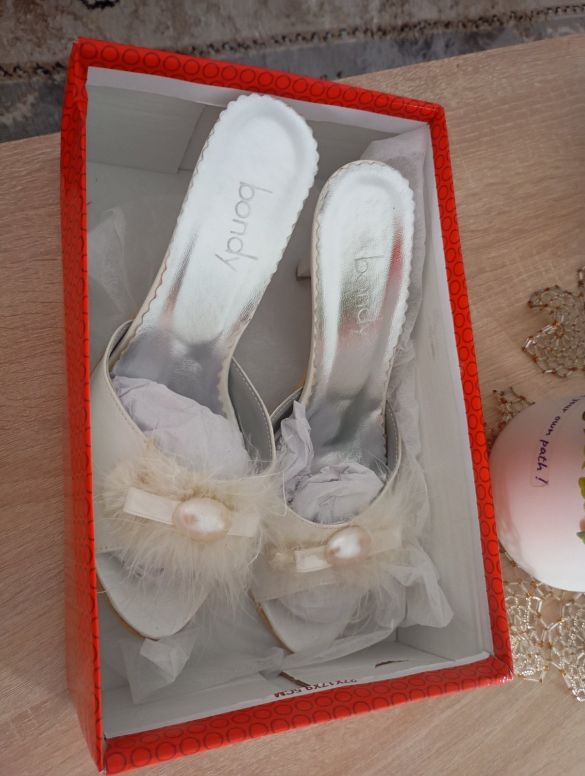 Chaussons de mariée talons plumes blanches