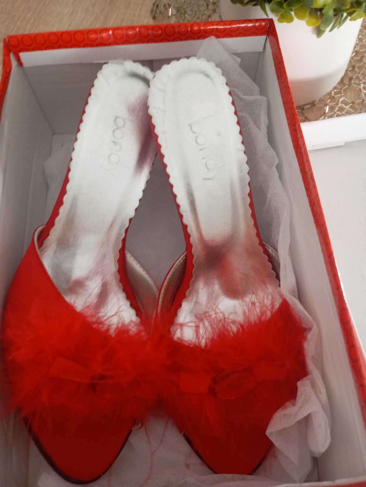 Chaussons de mariée talons plumes rouges