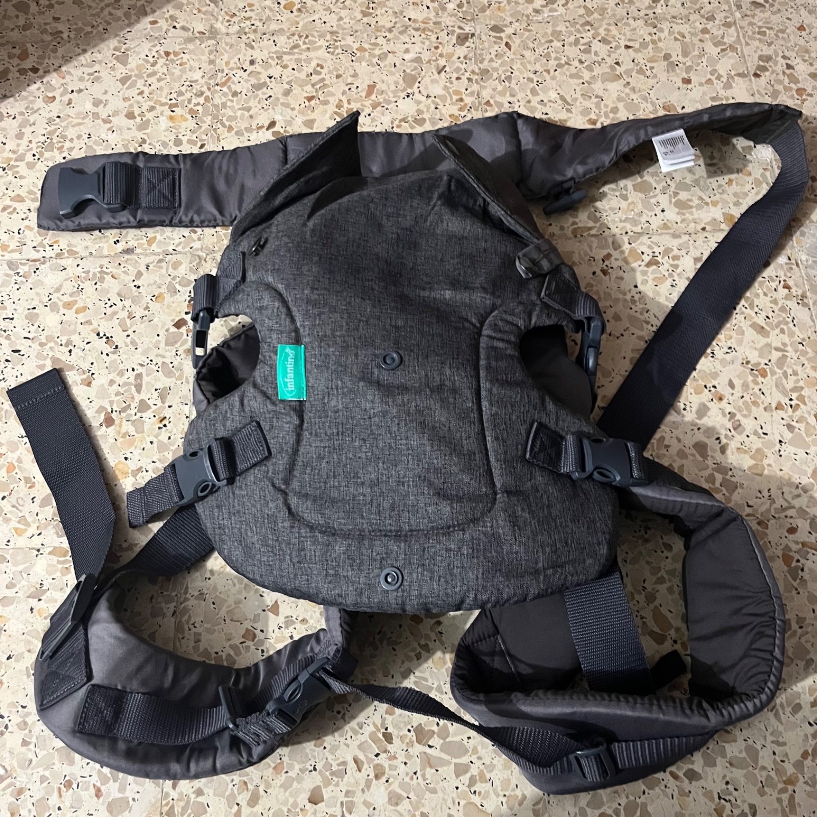 Porte bebe neuf gris marque Infantino