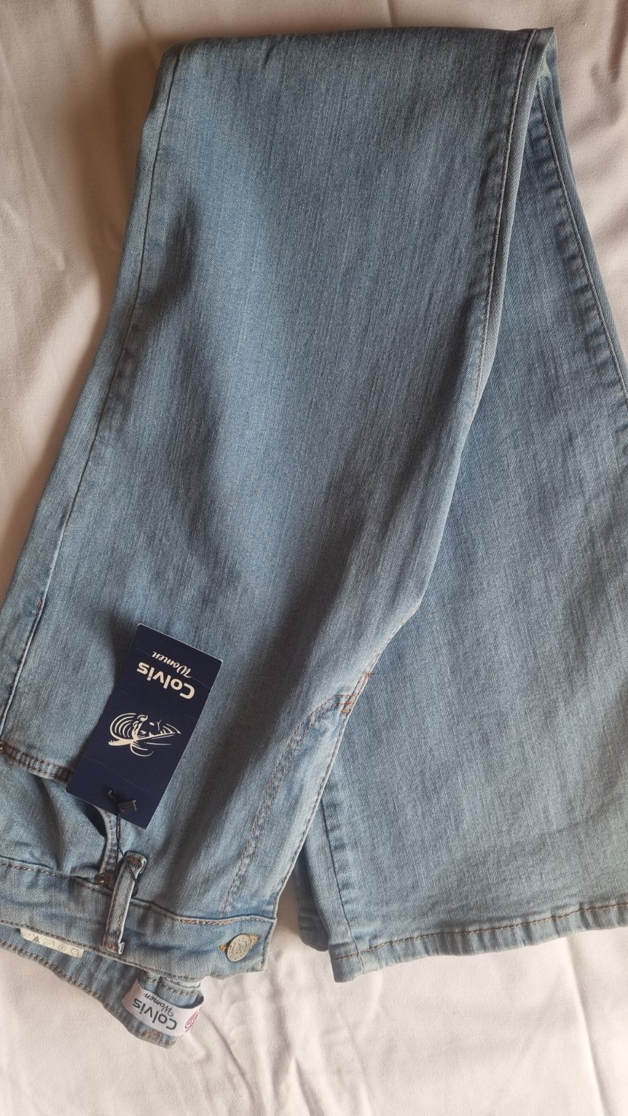 Un jean de couleur bleue clair neuf avec étiquettes 