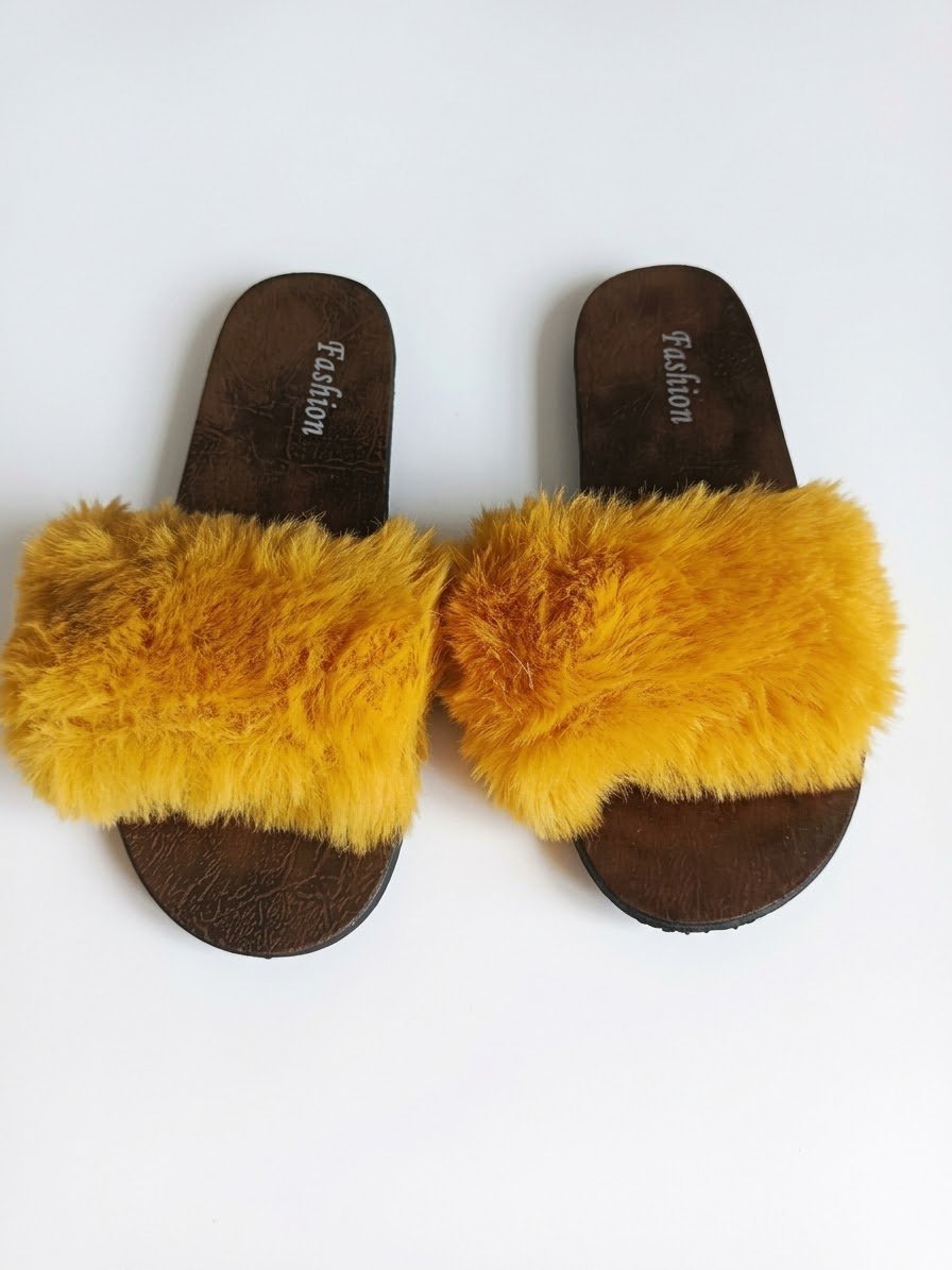 Claquettes jaunes en fourrure 