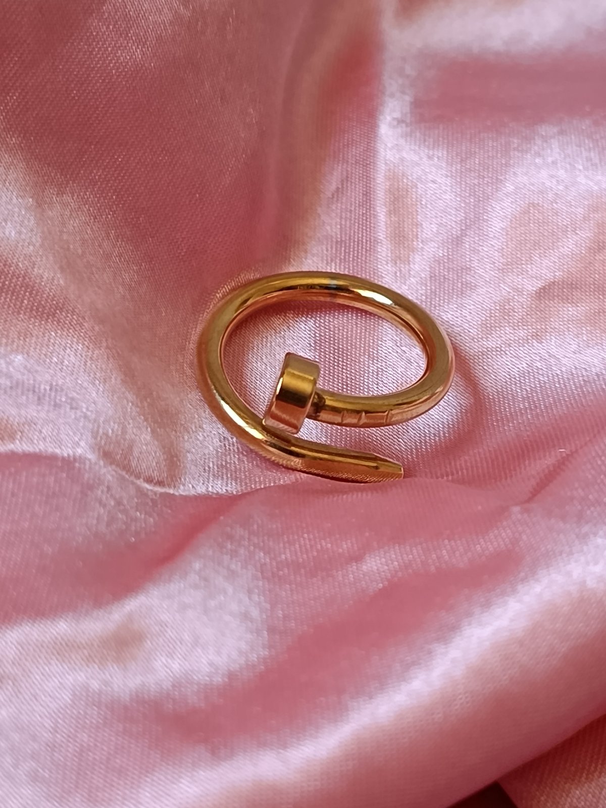 Bague modèle Cartier Clou Enroulé – Doré Minimaliste en acier inoxydable.