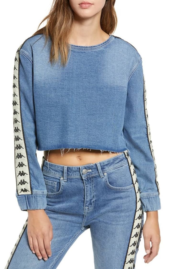 Haut court en denim bleu clair Kappa Authentic Bersy présente des manches longues ornées de bandes à logo « Omini » et un ourlet effiloché.