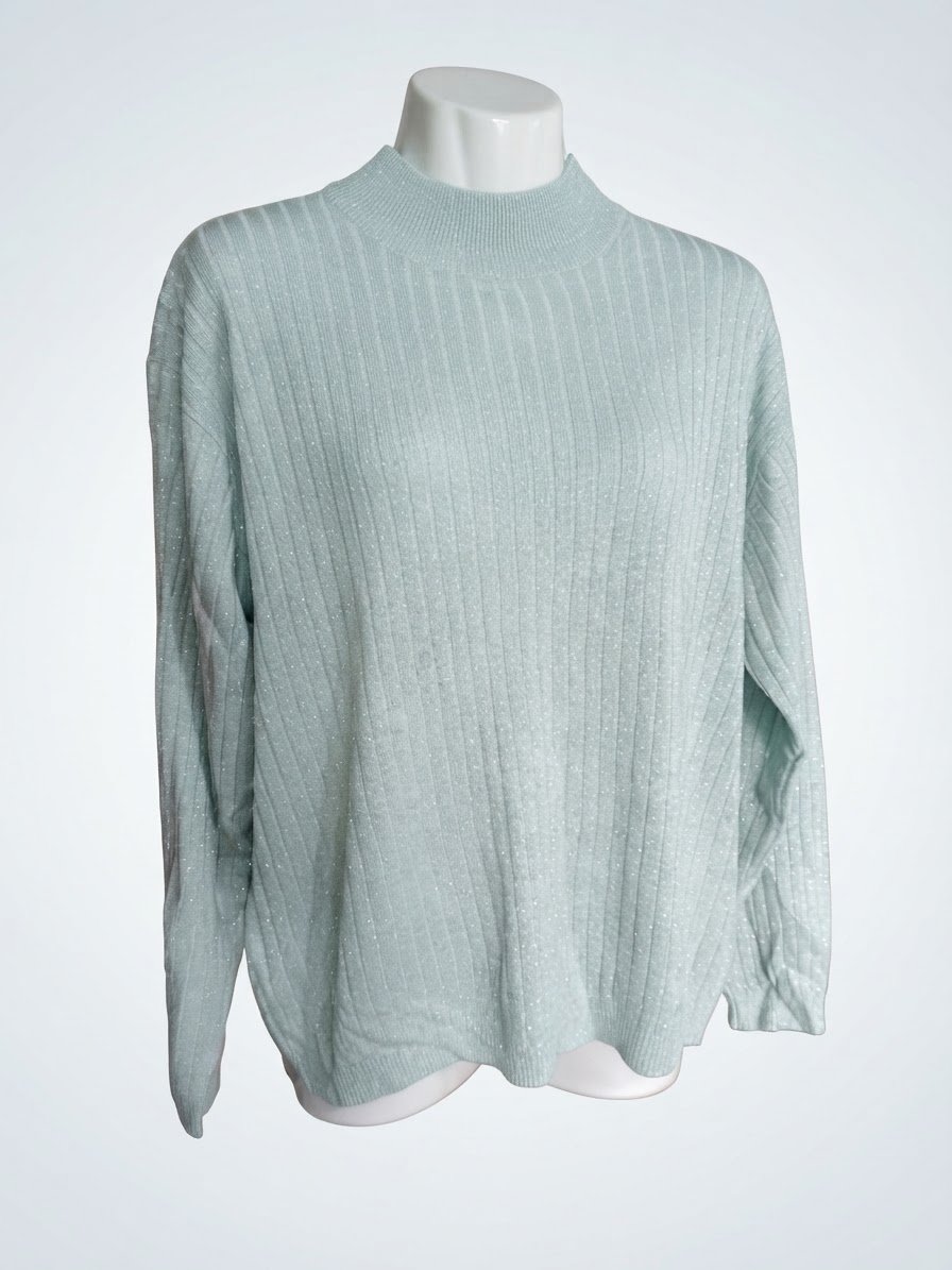 Pull ample en maille côtelée de couleur bleu clair, doté d'un col montant côtelé et de manches longues avec un fini légèrement pailleté