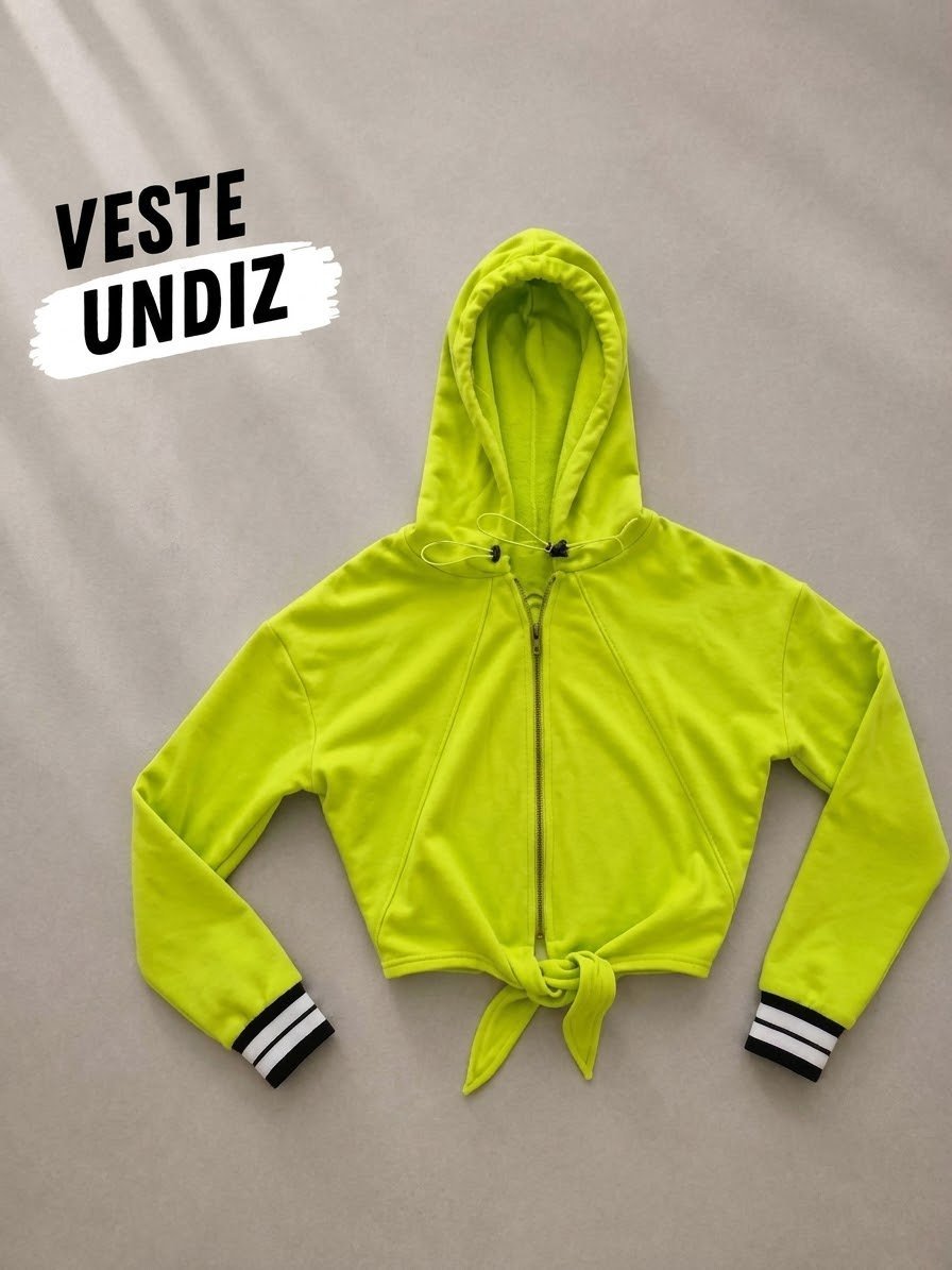 Sweat-shirt à capuche court zippé de couleur vert 