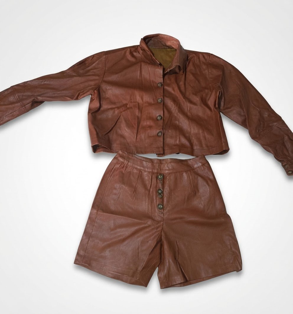 Ensemble coordonné en cuir ou similicuir marron composé d'une veste courte et short 