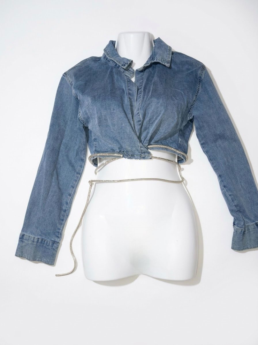 Chemise ou veste courte en denim bleu style cache-cœur avec des liens à nouer autour de la taille