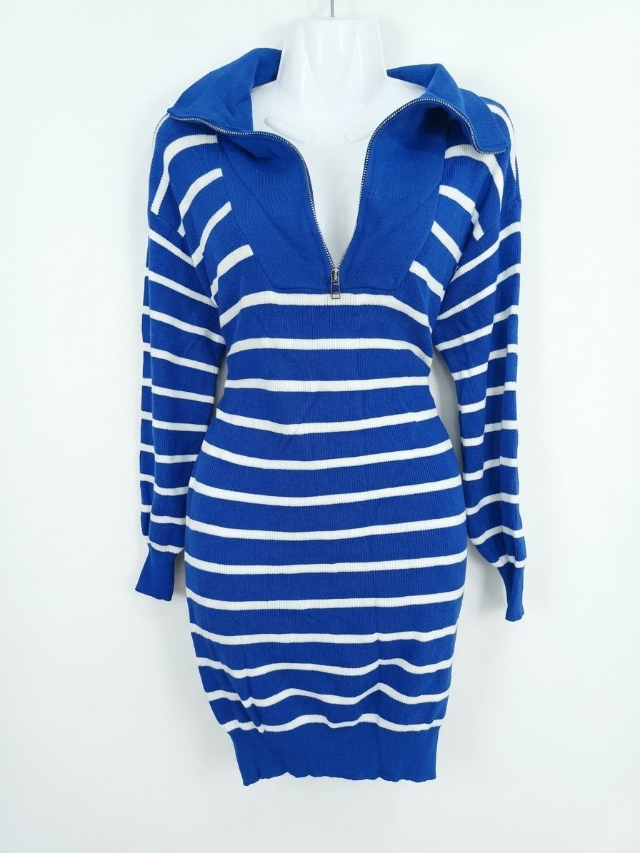 Robe pull rayée bleue et blanche présente un col montant zippé et des manches longues