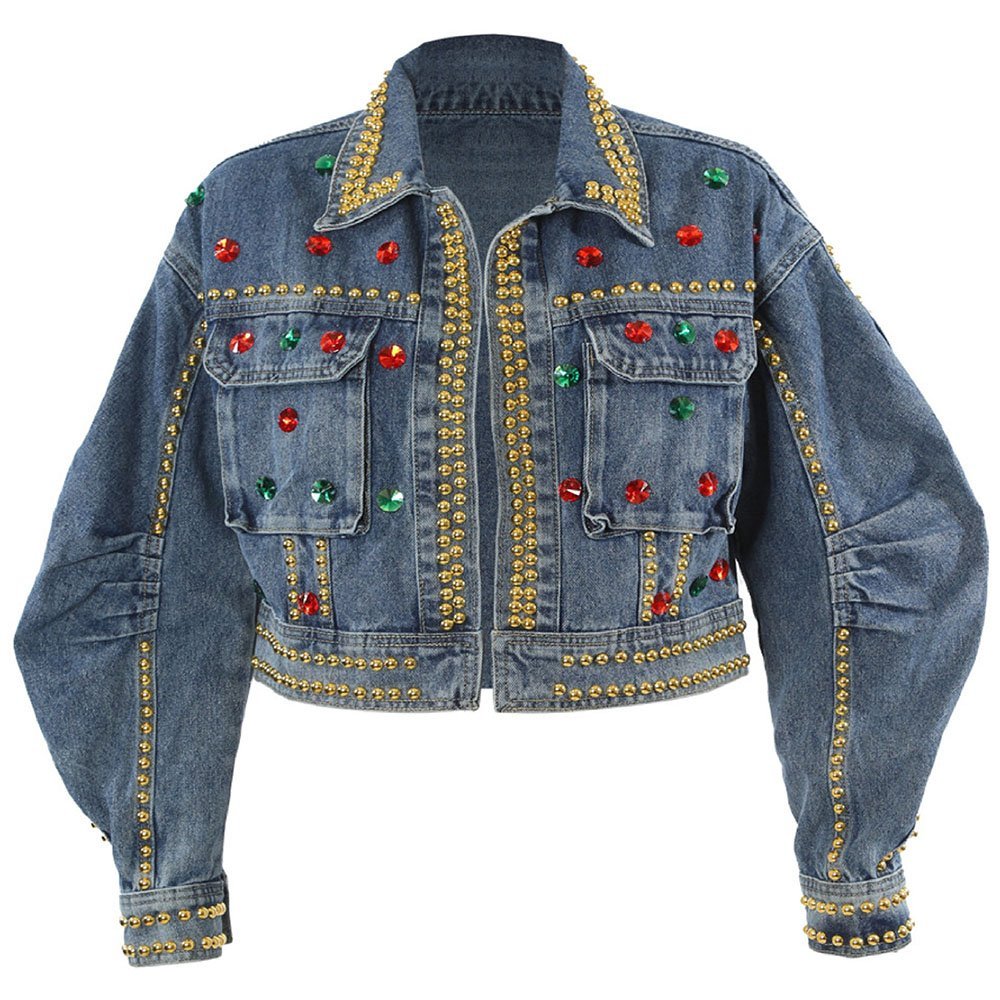 Veste en jean courte ornée de clous dorés et de pierres colorées rouges et vertes