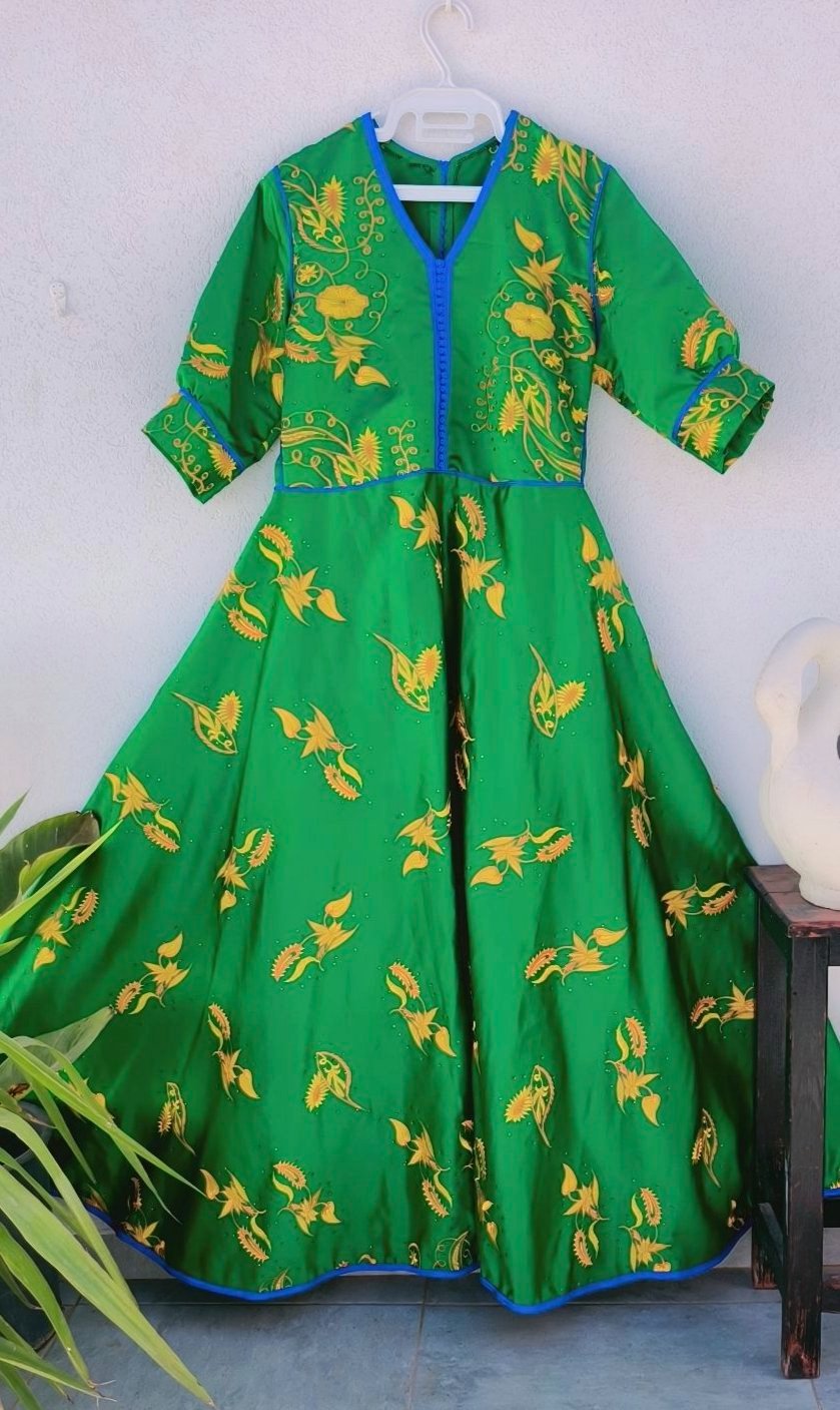 Robe caftan brodé avec ceinture en velours 