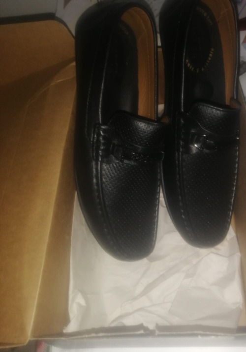 Chaussures pour homme en similicuir noir de haute qualité, idéales pour un style élégant et professionnel.