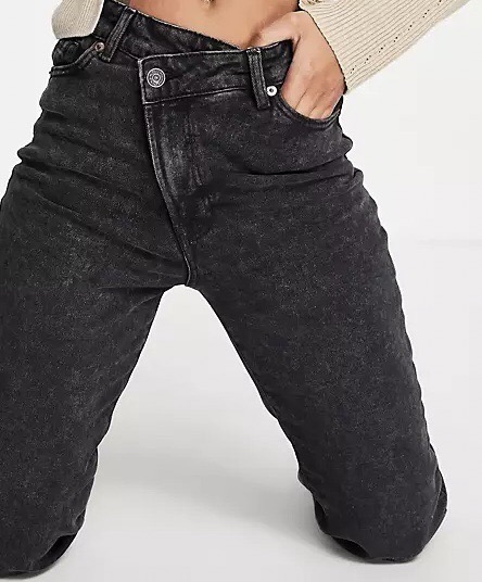 Jean noir délavé slim mom à bouton asymétrique