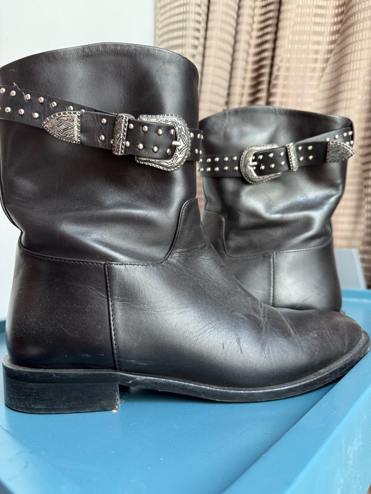 Boots en cuir boucle cloutee