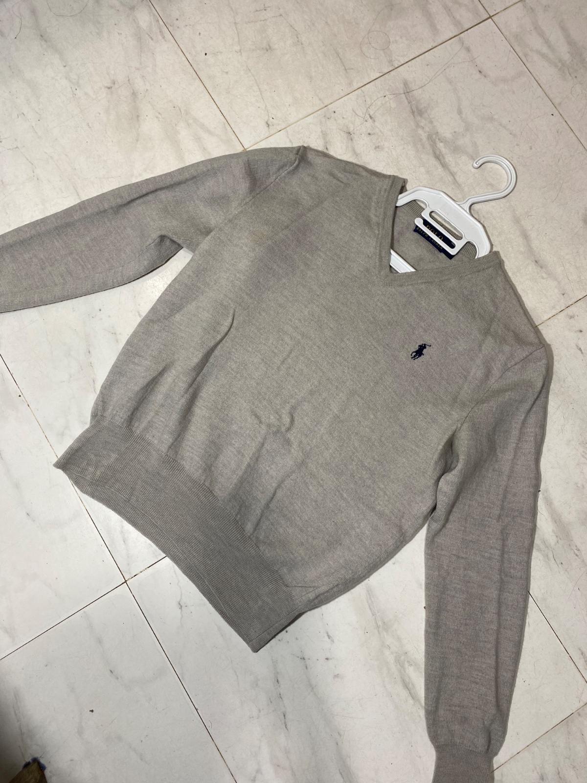 Pull Ralph Lauren gris taupe à col V – Taille S