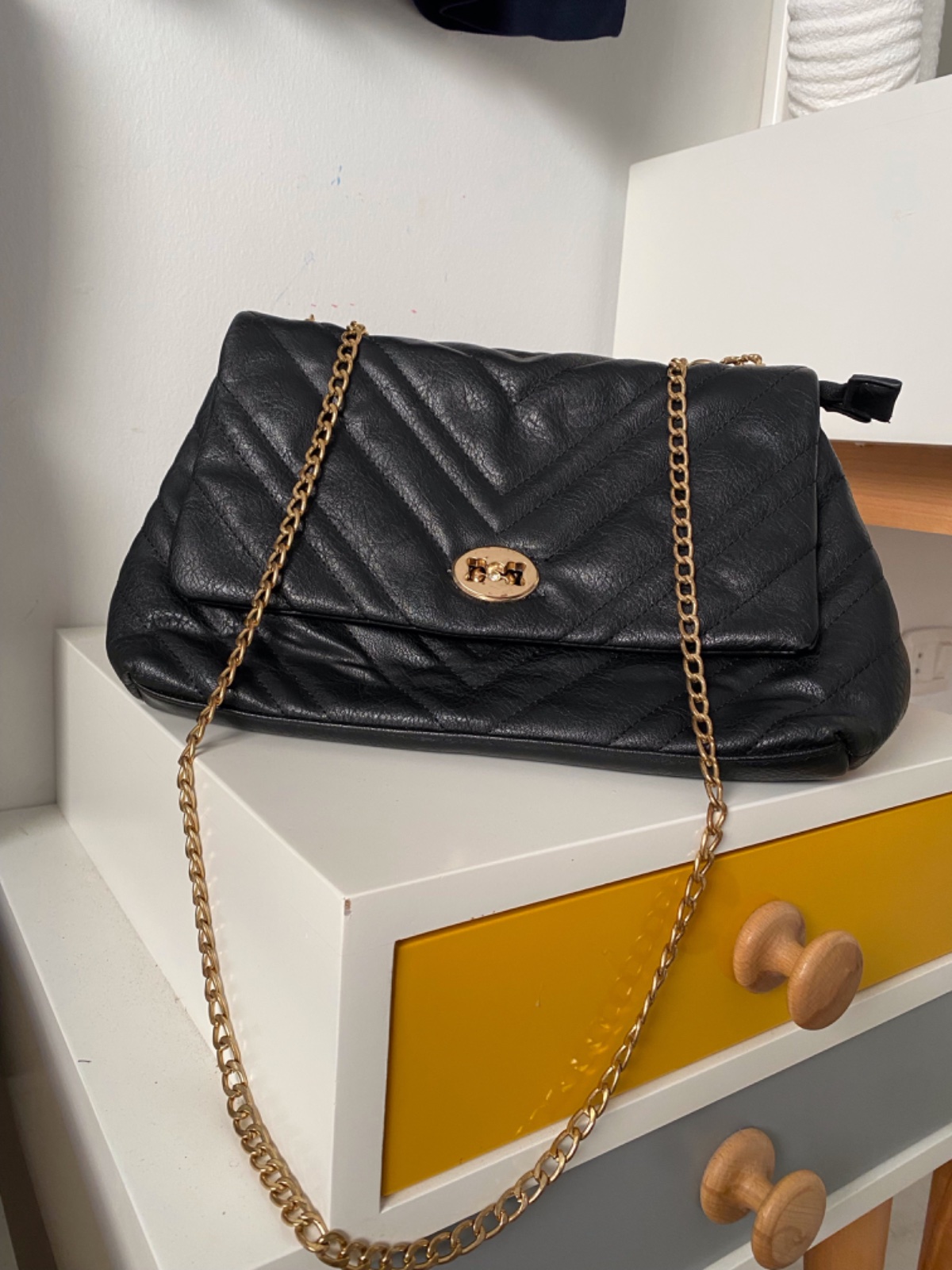 Sac noir matelassé avec chaîne dorée