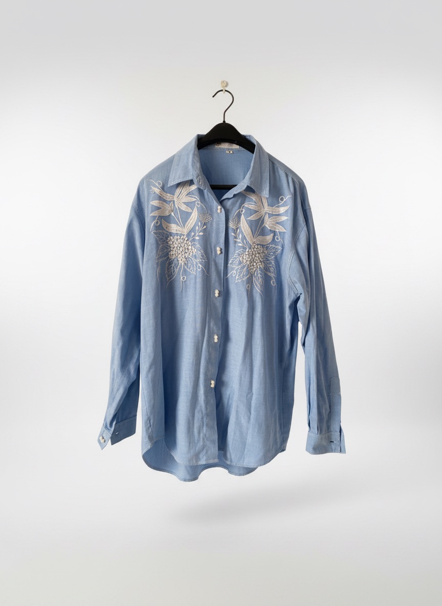 Chemise bleu claire avec fleurs