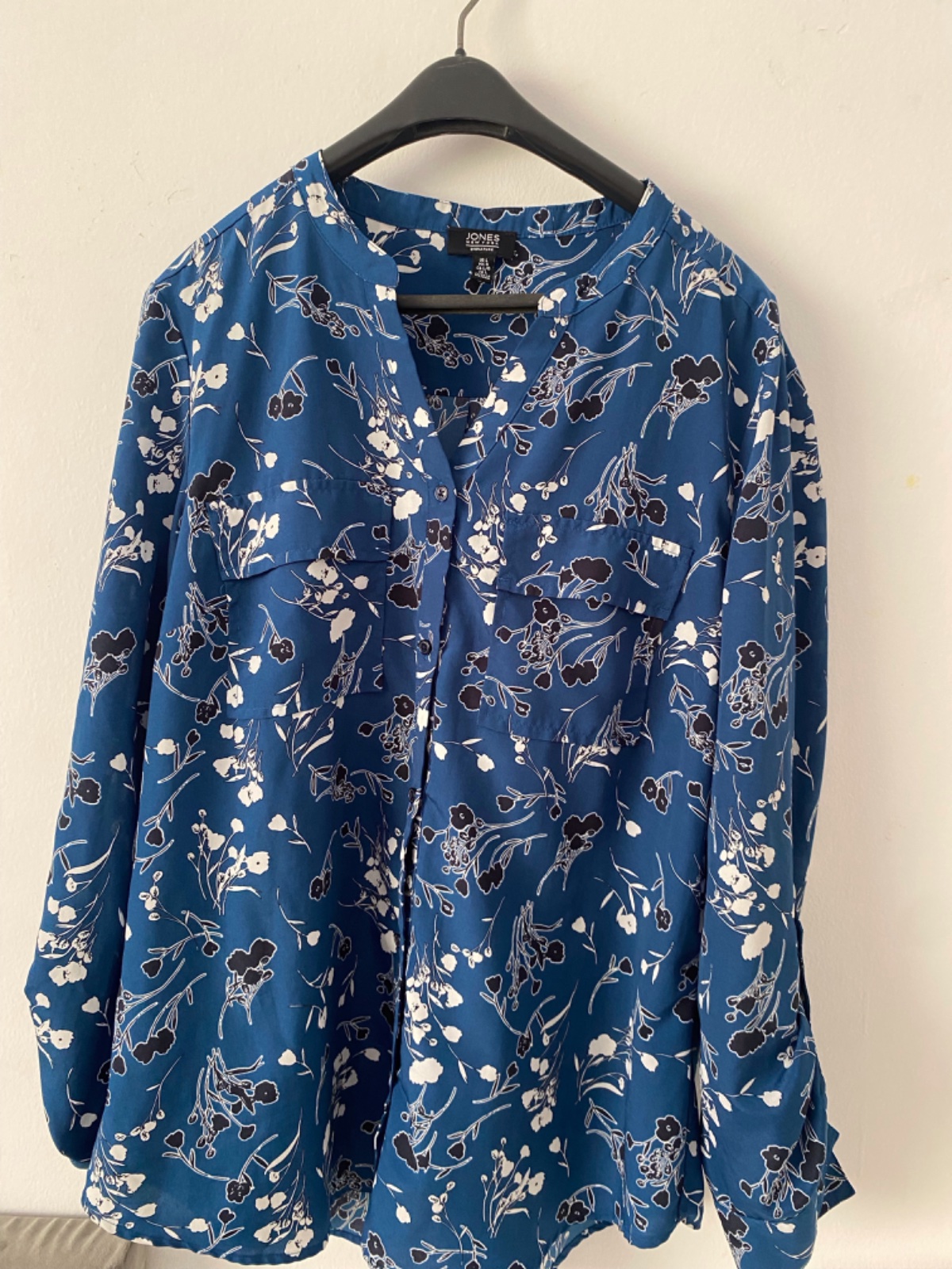 Chmise bleu aux fleurs