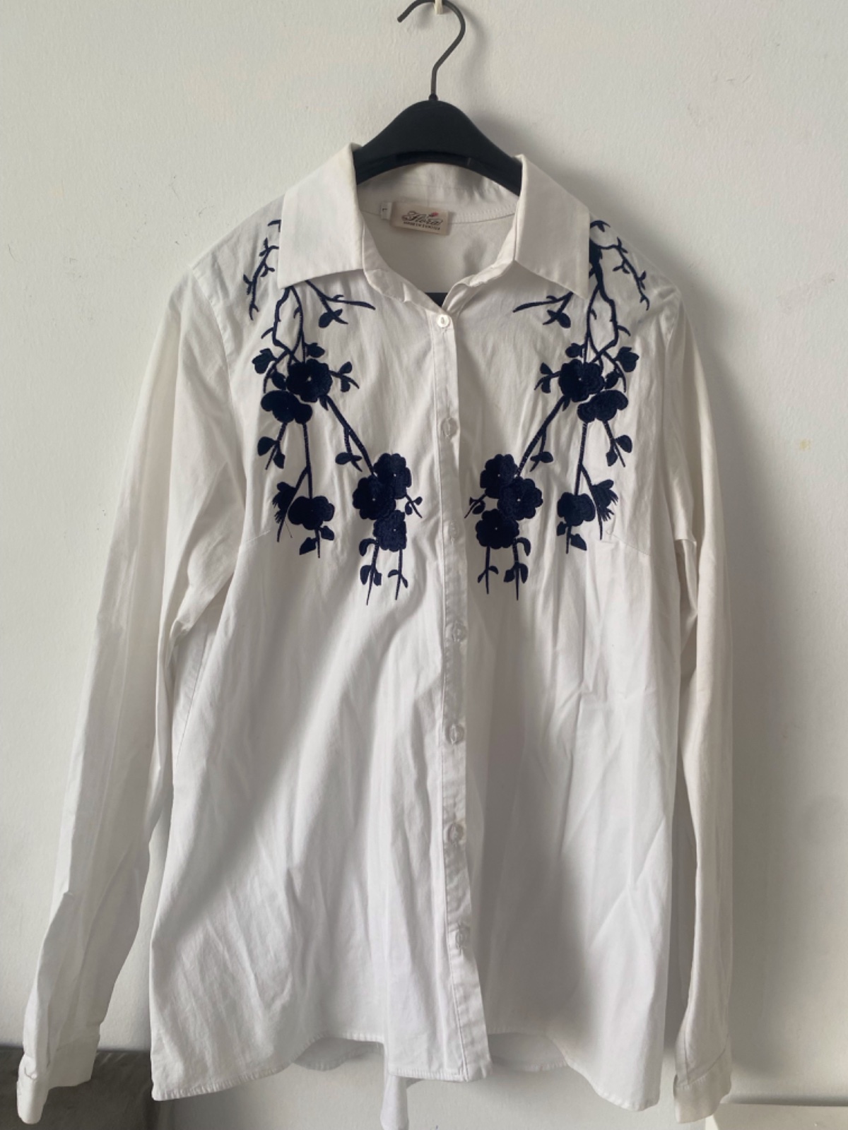 Chemise blanc avec des fleurs bleu