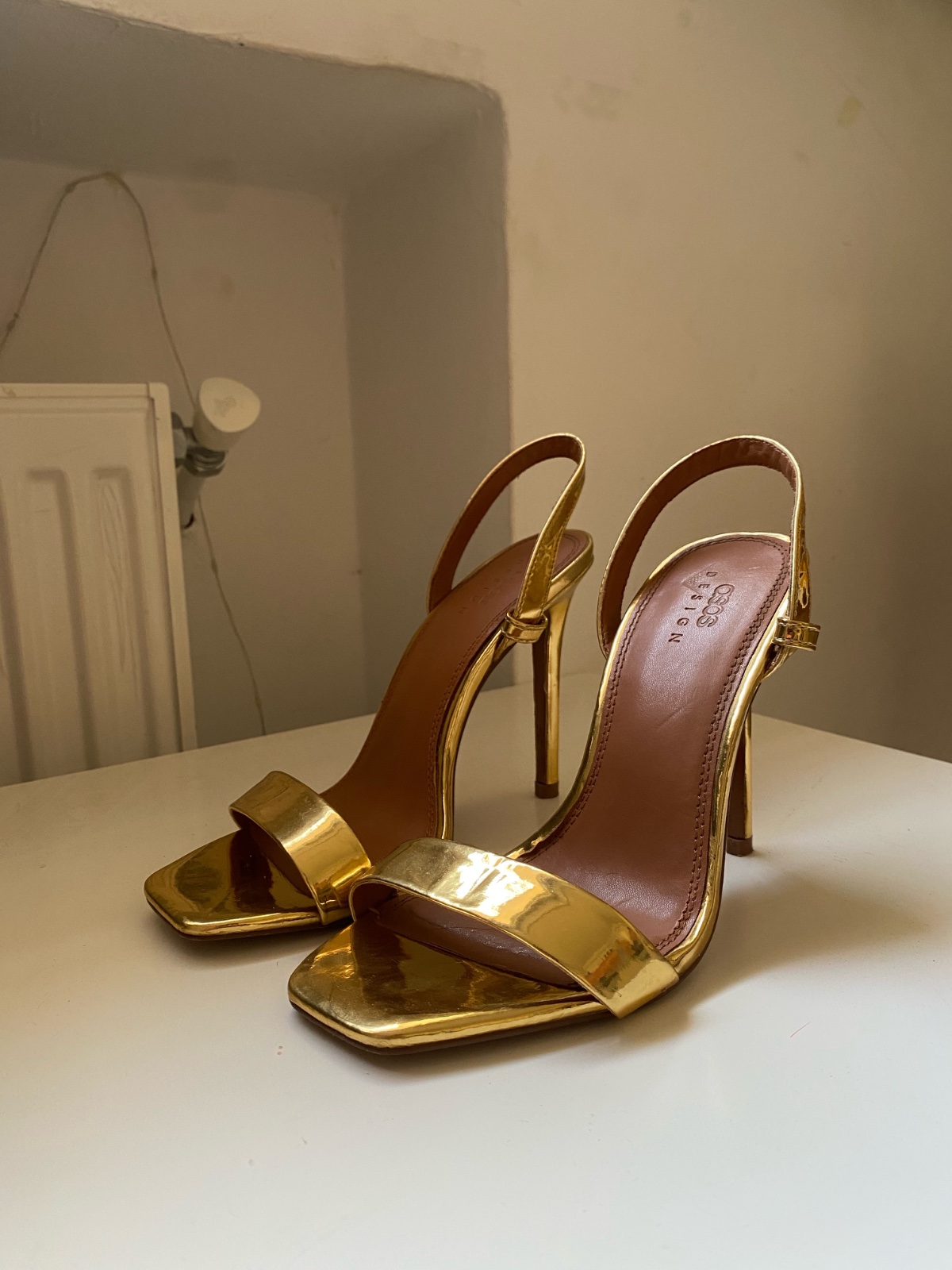 Talons dorées élegantes pointure 37