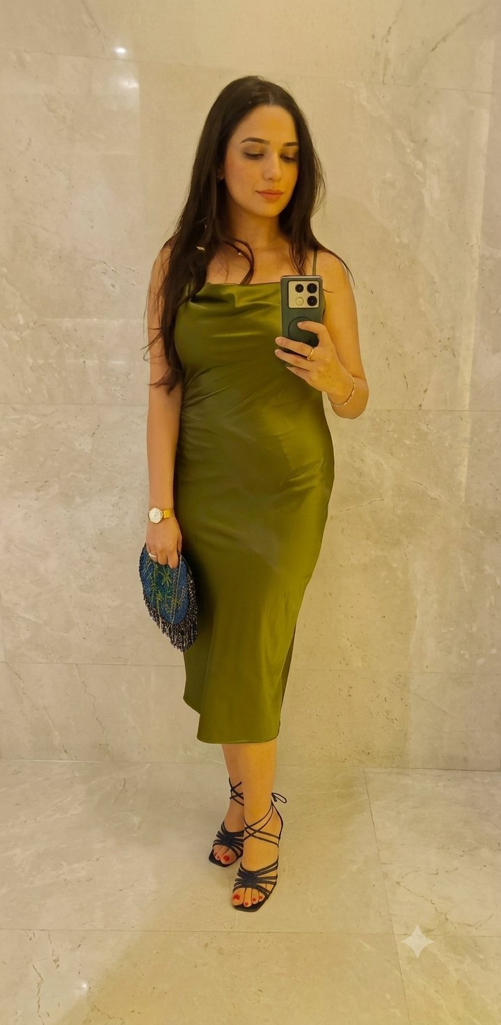 Magnifique robe satiné vert olive