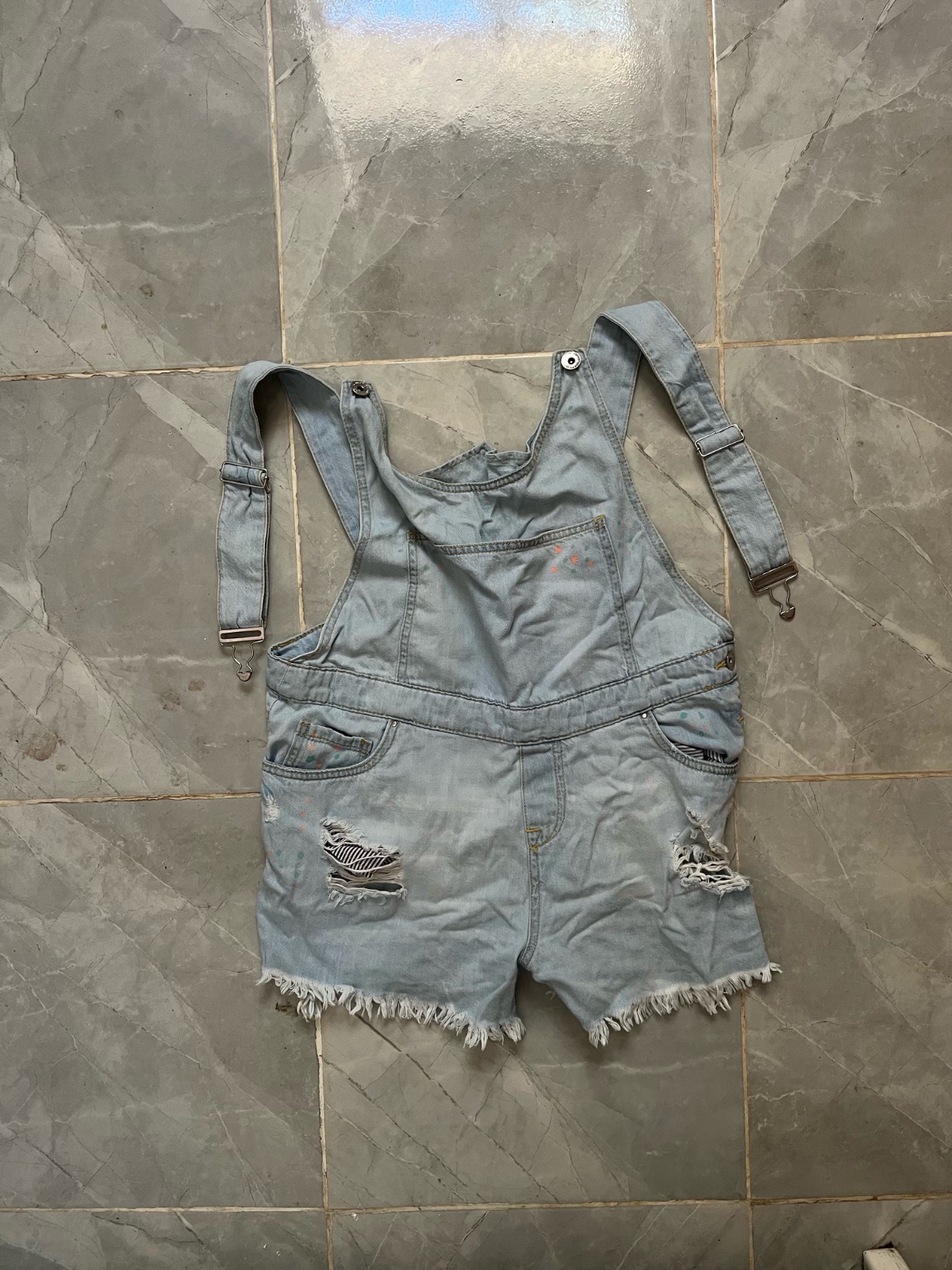 Une salopette short 