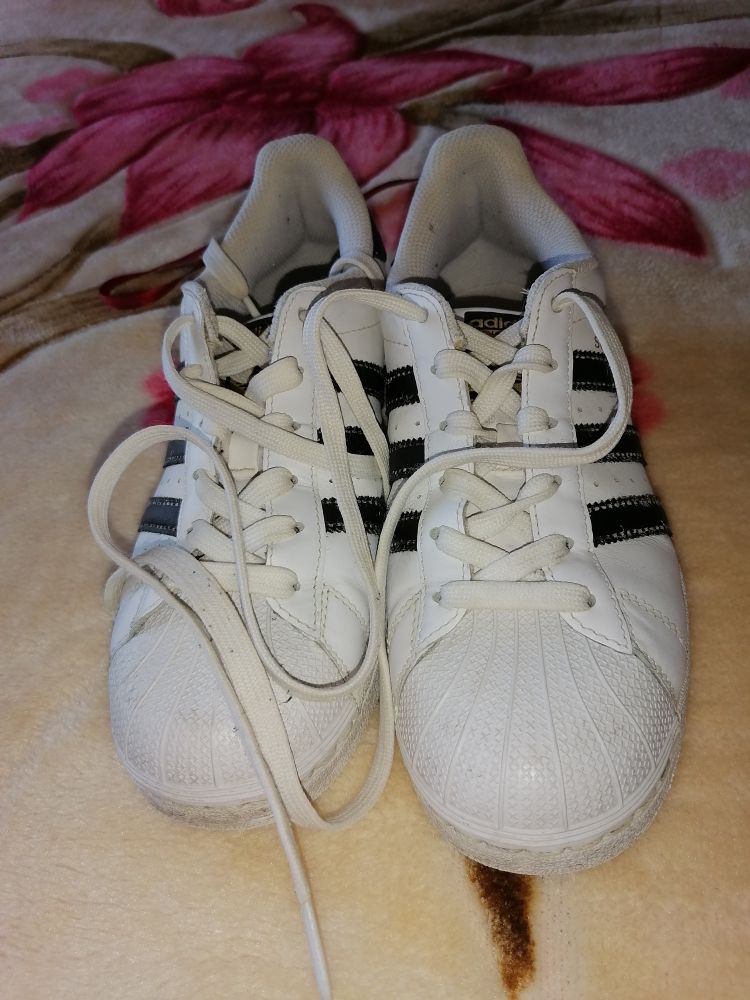Je vide en très bonne état basket Adidas authentique 