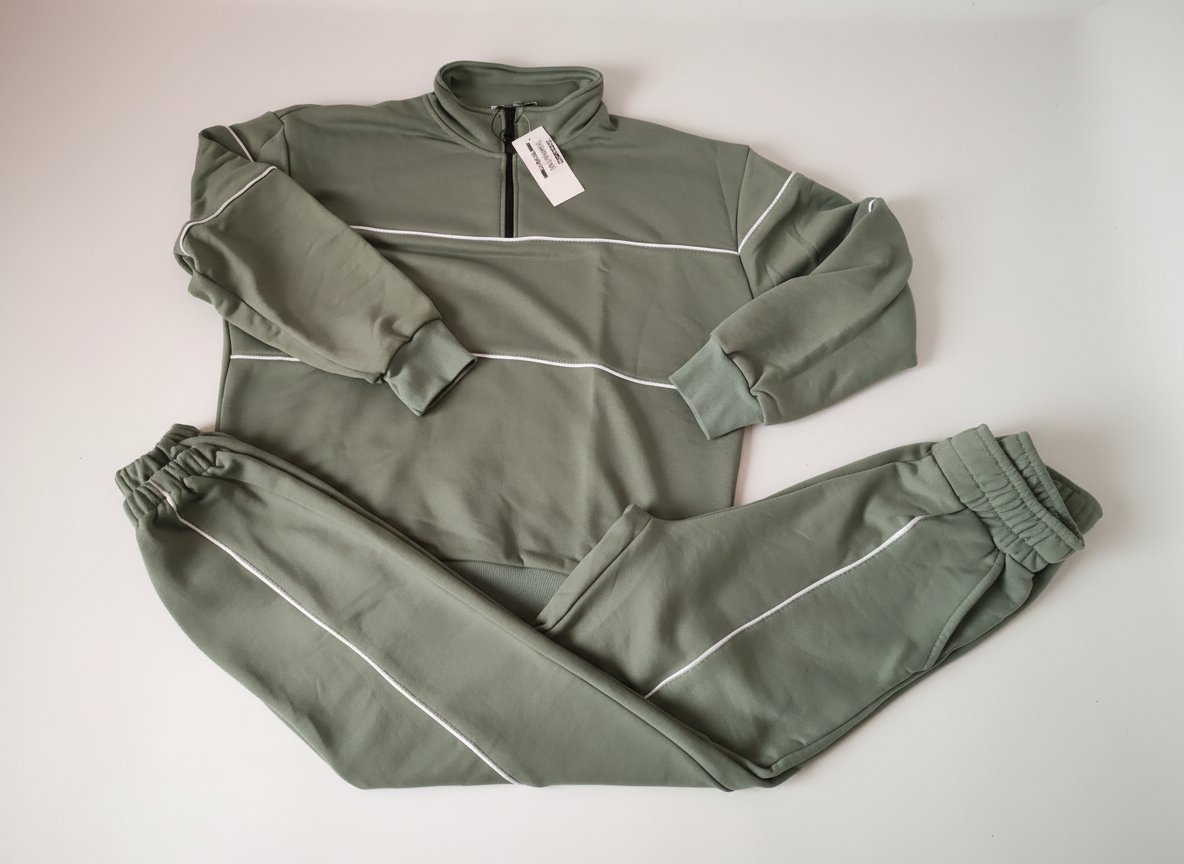 Ensemble jogging très bonne qualité 