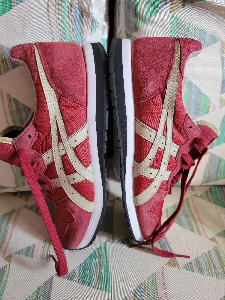 Basket asics rouge et crème 