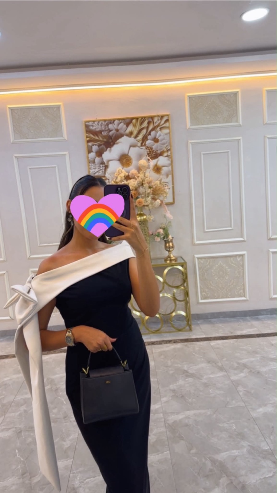 Robe noir avec papillon blanc