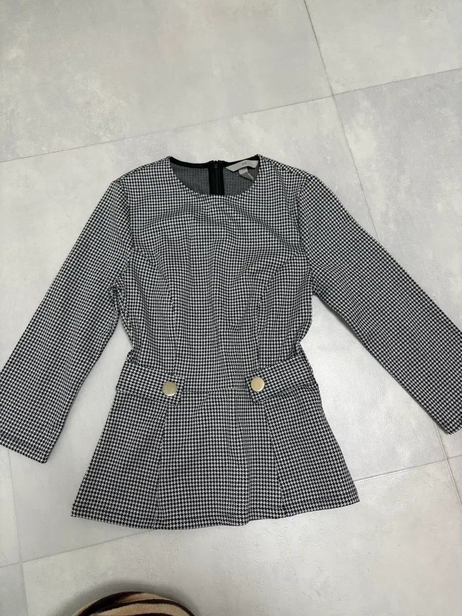 Top Peplum H&M – Motif Pied-de-Poule & Boutons Dorés 