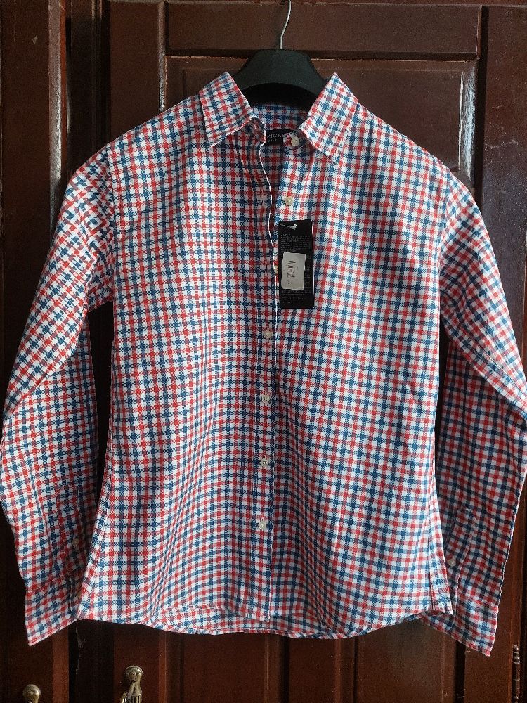 Une chemise rayée en rouge, bleu et blanc
