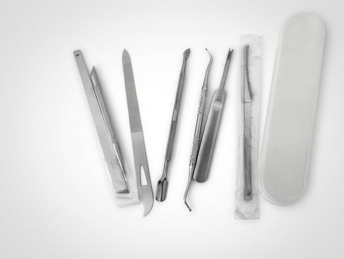 Kit Manucure / Pédicure Professionnel en Acier Inoxydable (avec étui de rangement)