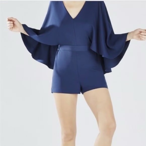 Combishort bleu marine à manches cape BCBGMaxazria